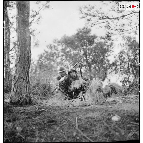 Lors d'un exercice d'approche à l'école des élèves aspirants ou CIEO (Centre d'instruction des élèves officiers) de Cherchell, un élève, chef de groupe, donne des instructions à l'un de ses grenadiers voltigeurs.