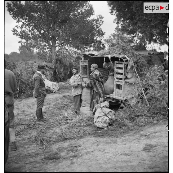 Déchargement d'un camion de ravitaillement dans le campement du 1er GSM (groupe de supplétifs marocains) de la 1re DMM (division de marche du Maroc) dans le secteur de Maktar.