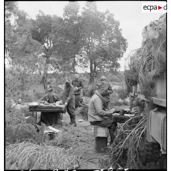 Poste de commandement de campagne d'un bataillon du 7e RTA (régiment de tirailleurs algériens) de la DMC (division de marche de Constantine) dans le secteur de Maktar.