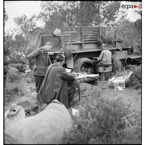 Poste de commandement de campagne d'un bataillon du 7e RTA (régiment de tirailleurs algériens) de la DMC (division de marche de Constantine) dans le secteur de Maktar.