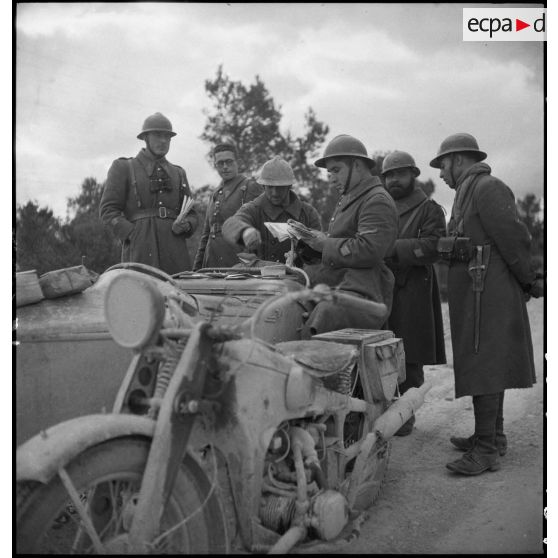 Un vaguemestre, tirailleur au 7e RTA (régiment de tirailleurs algériens), distribue le courrier aux soldats des unités stationnées dans le secteur de Maktar.