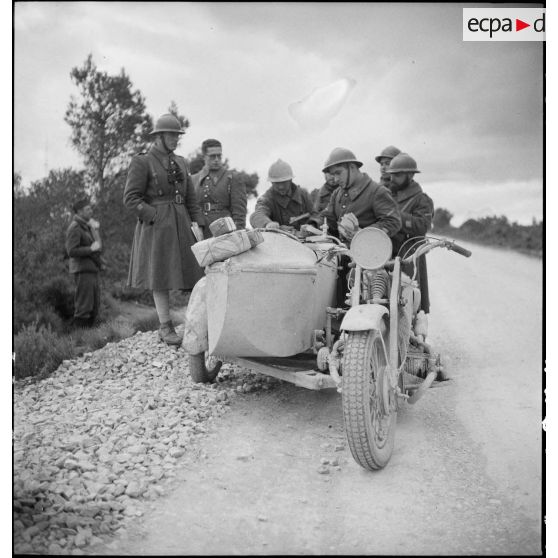 Un vaguemestre, tirailleur au 7e RTA (régiment de tirailleurs algériens), distribue le courrier aux soldats des unités stationnées dans le secteur de Maktar.