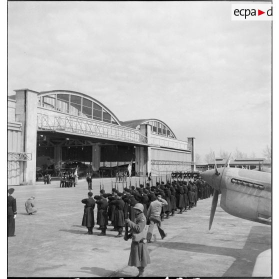 Vue d'ensemble sur la partie de l'aérodrome de Maison-Blanche à Alger où se déroule une cérémonie franco-américaine en l'honneur du groupe de chasse II/5 La Fayette.