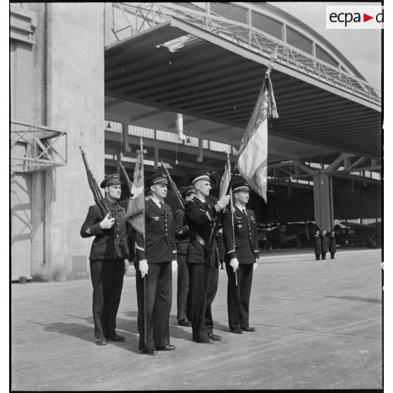 Le drapeau de la 5e escadre aérienne, à laquelle appartient le groupe de chasse II/5 La Fayette, pendant la cérémonie sur l'aérodrome de Maison-Blanche à Alger en l'honneur du GC II/5.