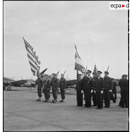 Le drapeau américain et sa garde pendant la cérémonie sur l'aérodrome de Maison-Blanche à Alger en l'honneur du groupe de chasse II/5 La Fayette. A ses côtés, le drapeau de la 5e escadre aérienne à laquelle appartient le GC II/5.