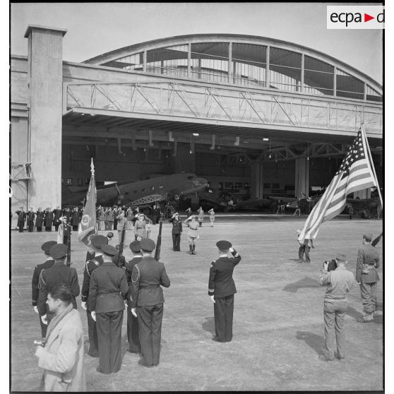 Pendant la cérémonie sur l'aérodrome de Maison-Blanche à Alger en l'honneur du GC II/5 La Fayette, les autorités françaises et américaines saluent les drapeaux.