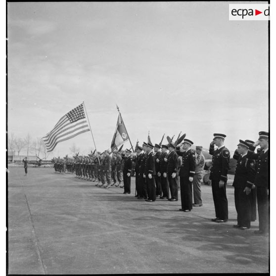 Le drapeau américain et sa garde pendant la cérémonie sur l'aérodrome de Maison-Blanche à Alger en l'honneur du groupe de chasse II/5 La Fayette. A ses côtés, le drapeau de la 5e escadre aérienne à laquelle appartient le GC II/5.