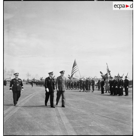 Le général de corps aérien Jean Mendigal, commandant les forces aériennes françaises en AFN (Afrique française du Nord) et un général de brigade de l'armée de l'air américaine passent les troupes en revue lors de la cérémonie sur l'aérodrome de Maison-Blanche à Alger en l'honneur du GC II/5 La Fayette.