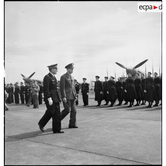 Le général de corps aérien Jean Mendigal, commandant les forces aériennes françaises en AFN (Afrique française du Nord) et un général de brigade de l'armée de l'air américaine passent les troupes en revue lors de la cérémonie sur l'aérodrome de Maison-Blanche à Alger en l'honneur du GC II/5 La Fayette.