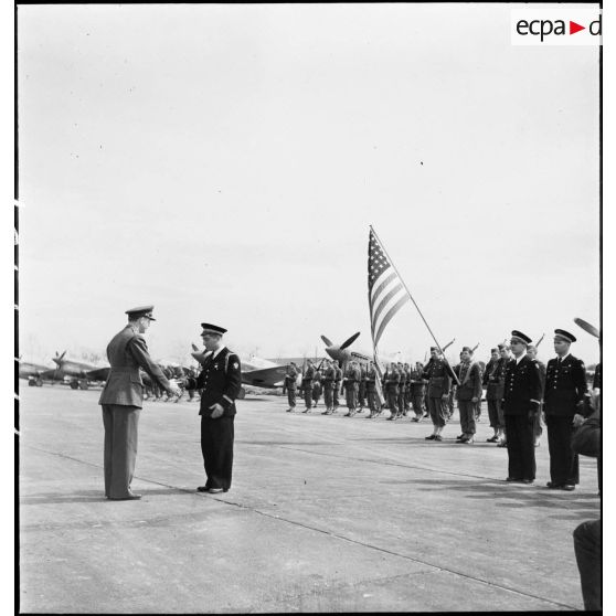 Lors de la cérémonie franco-américaine sur l'aérodrome de Maison-Blanche à Alger en l'honneur du groupe de chasse II/5 La Fayette, un général de brigade de l'armée de l'air américaine décerne l'Air medal au lieutenant René Tremolet, pilote du GC II/5.