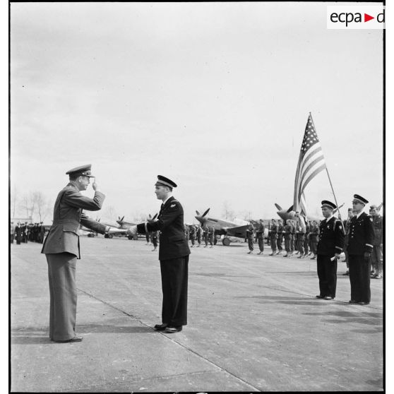 Lors de la cérémonie franco-américaine sur l'aérodrome de Maison-Blanche à Alger en l'honneur du groupe de chasse II/5 La Fayette, un général de brigade de l'armée de l'air américaine décerne l'Air medal au lieutenant René Rubin, pilote du GC II/5.