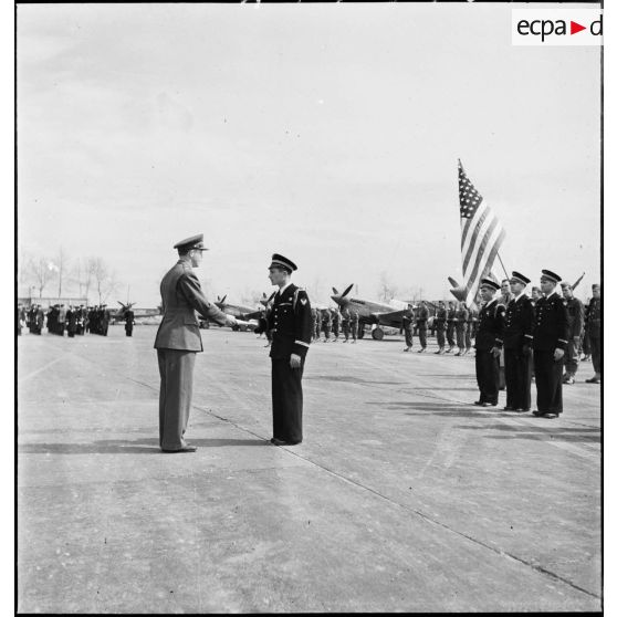 Lors de la cérémonie franco-américaine sur l'aérodrome de Maison-Blanche à Alger en l'honneur du groupe de chasse II/5 La Fayette, un général de brigade de l'armée de l'air américaine décerne l'Air medal à un lieutenant , pilote du GC II/5.