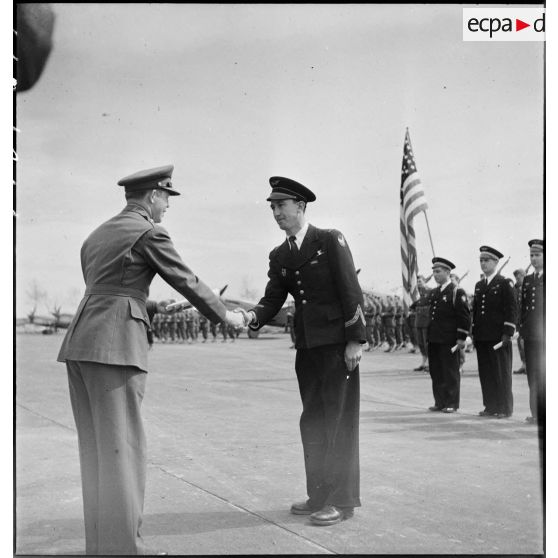 Lors de la cérémonie franco-américaine sur l'aérodrome de Maison-Blanche à Alger en l'honneur du groupe de chasse II/5 La Fayette, un général de brigade de l'armée de l'air américaine décerne l'Air medal au sergent-chef Jean Gisclon, pilote du GC II/5