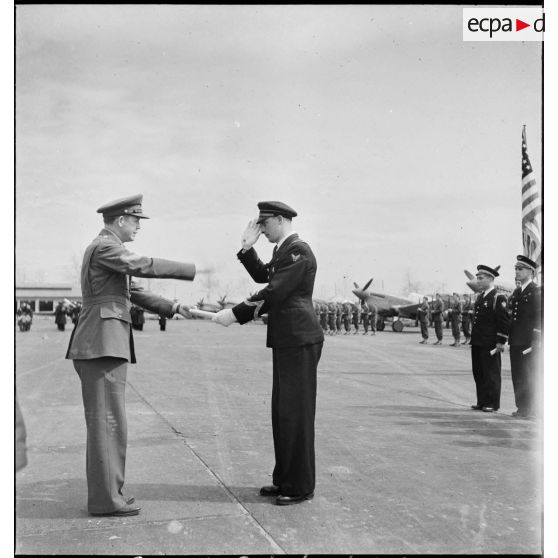 Lors de la cérémonie franco-américaine sur l'aérodrome de Maison-Blanche à Alger en l'honneur du groupe de chasse II/5 La Fayette, un général de brigade de l'armée de l'air américaine décerne l'Air medal au sergent-chef Denaix, pilote du GC II/5