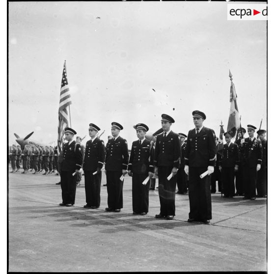 Photographie de groupe des pilotes décorés lors de la cérémonie franco-américaine sur l'aérodrome de Maison-Blanche à Alger en l'honneur du groupe de chasse II/5 La Fayette.