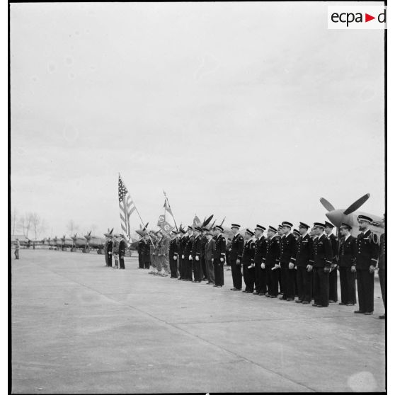 Mise en place du défilé des troupes sur l'aérodrome de Maison-Blanche à Alger à l'issue de la cérémonie franco-américaine en l'honneur du groupe de chasse II/5 La Fayette.