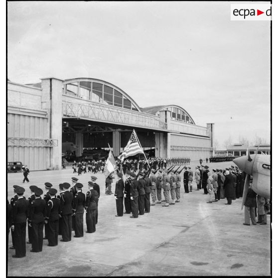 Vue d'ensemble sur la partie de l'aérodrome de Maison-Blanche à Alger où se déroule le défilé des troupes à l'issue de la cérémonie franco-américaine en l'honneur du groupe de chasse II/5 La Fayette.