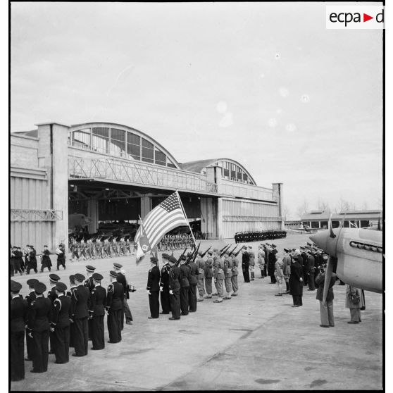 Vue d'ensemble sur la partie de l'aérodrome de Maison-Blanche à Alger où se déroule le défilé des troupes à l'issue de la cérémonie franco-américaine en l'honneur du groupe de chasse II/5 La Fayette.