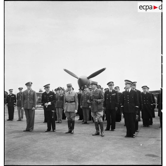 Photographie de groupe des autorités militaires françaises et américaines, lors de la mise en place du défilé clôturant la cérémonie en l'honneur du GC II/5 La Fayette, sur l'aérodrome de Maison-Blanche à Alger.