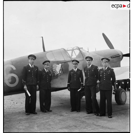 Photographie de groupe des pilotes décorés lors de la cérémonie franco-américaine sur l'aérodrome de Maison-Blanche à Alger en l'honneur du groupe de chasse II/5 La Fayette.