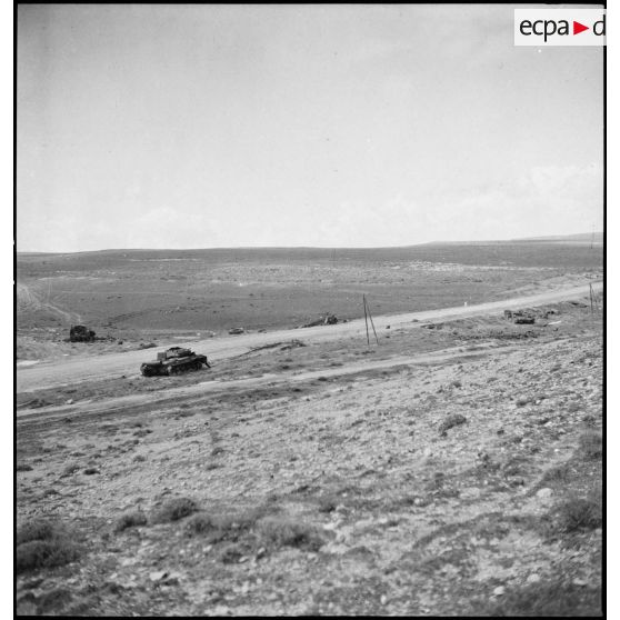 La campagne de Tunisie : épaves de chars allemands et britanniques sur le champ de bataille de Kasserine.