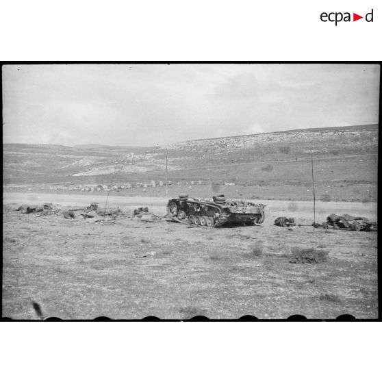 Epave d'un char moyen allemand Panzer-III sur le champ de bataille de Kasserine.