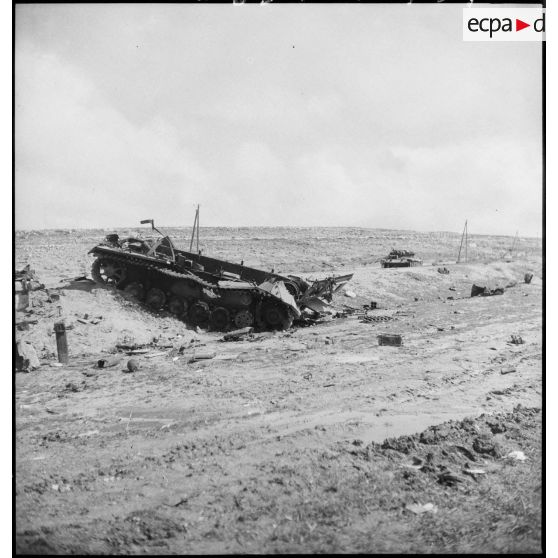 Epave d'un char moyen allemand Panzer-III sur le champ de bataille de Kasserine.