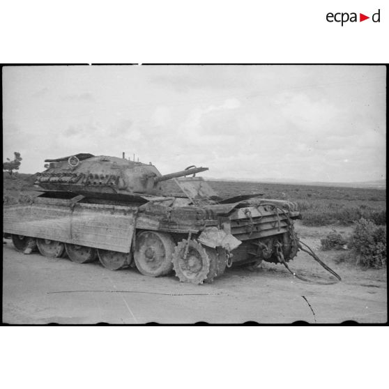 Epave d'un char britannique Crusader II sur le champ de bataille de Kasserine.