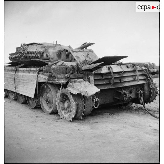 Epave d'un char britannique Crusader II sur le champ de bataille de Kasserine.