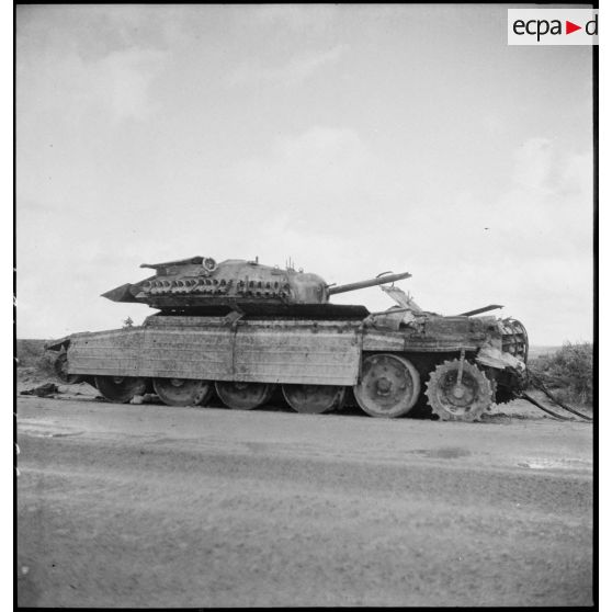 Epave d'un char britannique Crusader II sur le champ de bataille de Kasserine.