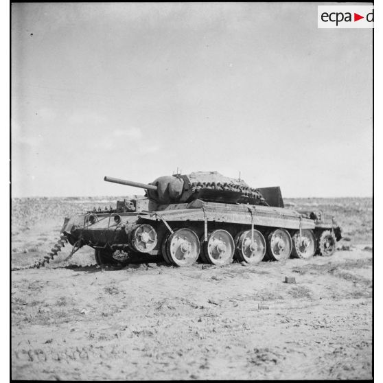 Epave d'un char britannique Crusader II sur le champ de bataille de Kasserine.