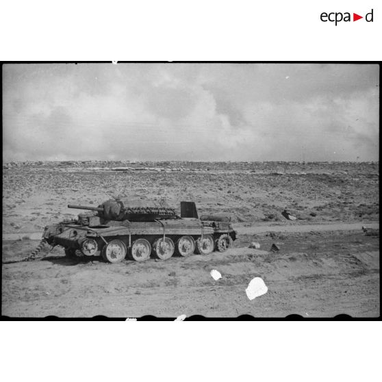 Epave d'un char britannique Crusader II sur le champ de bataille de Kasserine.