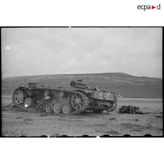 Epave d'un char moyen allemand Panzer-III sur le champ de bataille de Kasserine.