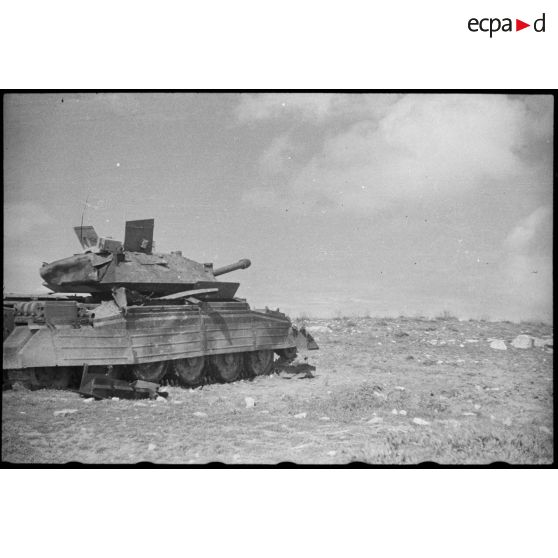 Epave d'un char britannique Crusader Mk III sur le champ de bataille de Kasserine.