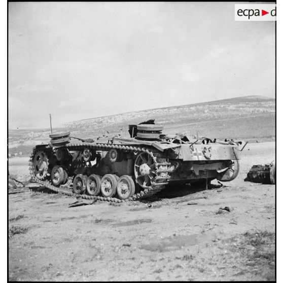 Epave d'un char moyen allemand Panzer-III sur le champ de bataille de Kasserine.