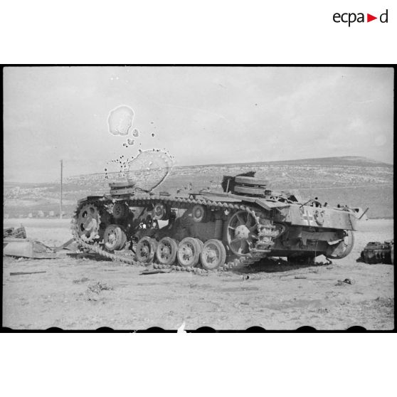 Epave d'un char moyen allemand Panzer-III sur le champ de bataille de Kasserine.