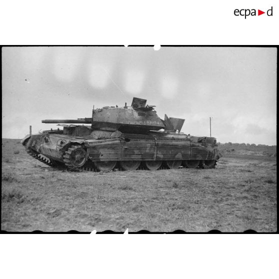 Epave d'un char britannique Crusader Mk III sur le champ de bataille de Kasserine.