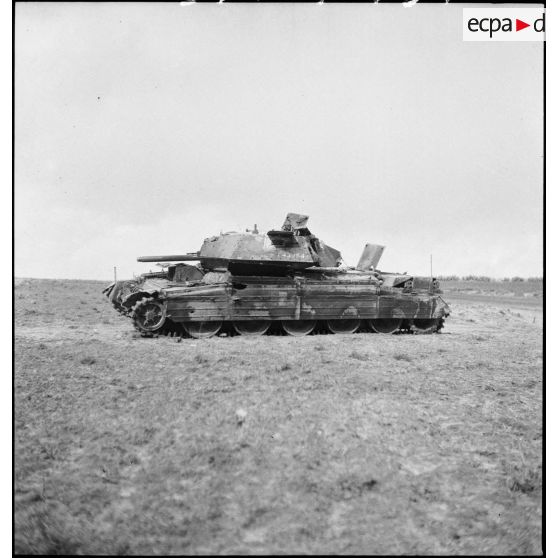 Epave d'un char britannique Crusader Mk III sur le champ de bataille de Kasserine.