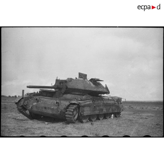 Epave d'un char britannique Crusader Mk III sur le champ de bataille de Kasserine.