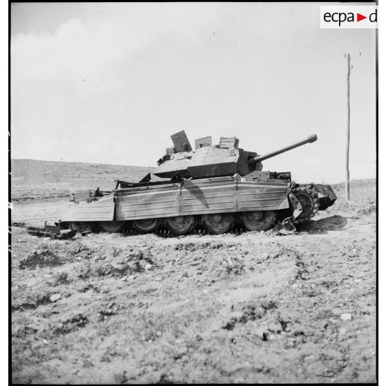 Epave d'un char britannique Crusader Mk III sur le champ de bataille de Kasserine.