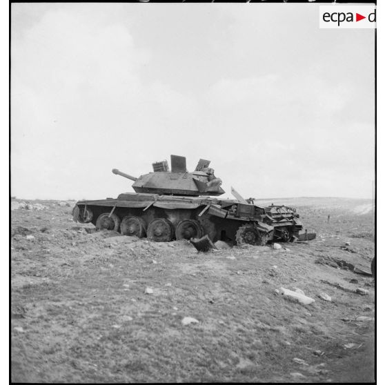 Epave d'un char britannique Crusader Mk III sur le champ de bataille de Kasserine.