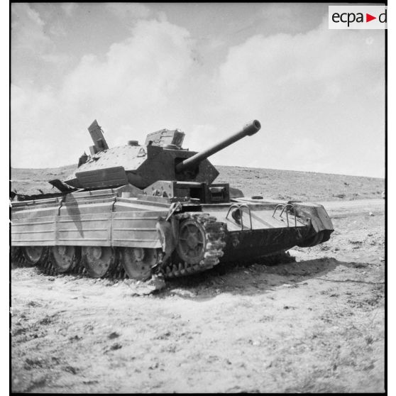 Epave d'un char britannique Crusader Mk III sur le champ de bataille de Kasserine.