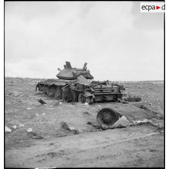 Epave d'un char britannique Crusader Mk III sur le champ de bataille de Kasserine.