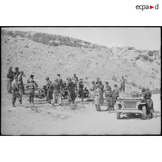 Des soldats italiens, faits prisonniers par les troupes françaises sur les positions du djebel Bou Jerra, sont gardés par des hommes du FSEA (Front sud-est algérien).