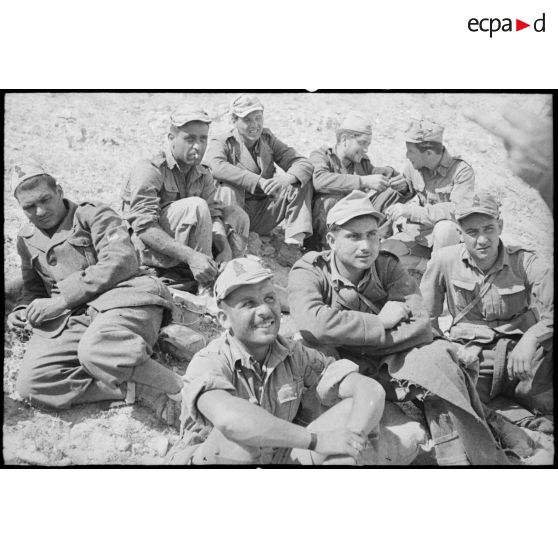 Des soldats italiens, faits prisonniers par les troupes françaises sur les positions du djebel Bou Jerra, sont gardés par des hommes du FSEA (Front sud-est algérien).