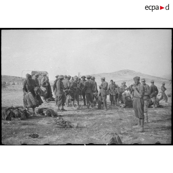 Des soldats italiens, faits prisonniers par les troupes françaises sur les positions du djebel Bou Jerra, sont gardés par des soldats britanniques.