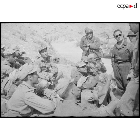 Des soldats italiens, faits prisonniers par les troupes françaises sur les positions du djebel Bou Jerra, sont gardés par des hommes du FSEA (Front sud-est algérien).