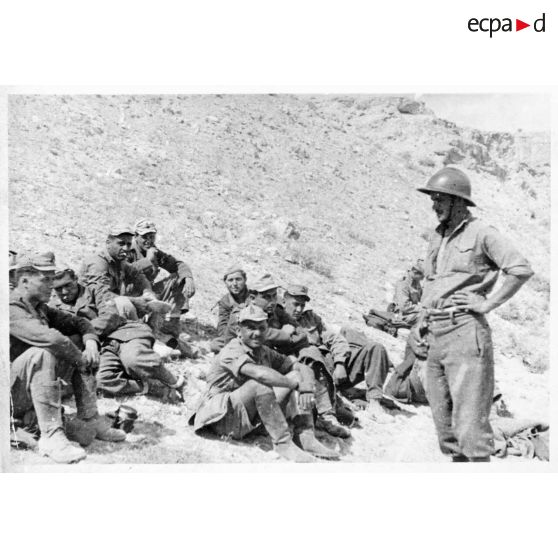 Des soldats italiens, faits prisonniers par les troupes françaises sur les positions du djebel Bou Jerra, sont gardés par des hommes du FSEA (Front sud-est algérien).