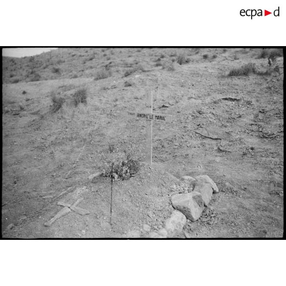 Tombe du lieutenant André Le Marié sur la position du djebel Bou Jerra.