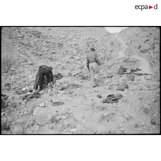 Des soldats français du FSEA (Front sud-est algérien) récupèrent des effets abandonnés par les troupes italiennes sur la position du djebel Bou Jerra.